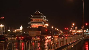 Rating araba otobüs ve fenerler gece Pekin sokaklarında yanan insanlar.