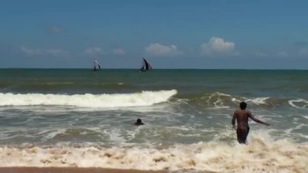 Ondas do mar surfam na praia. Maldivas . — Vídeo de Stock