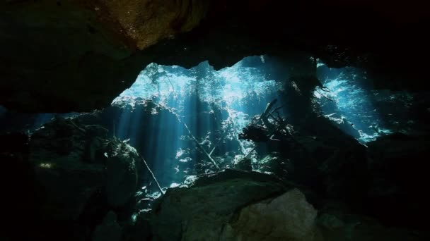 Unterwasser-Stalagmiten in mexikanischer Cenote. — Stockvideo