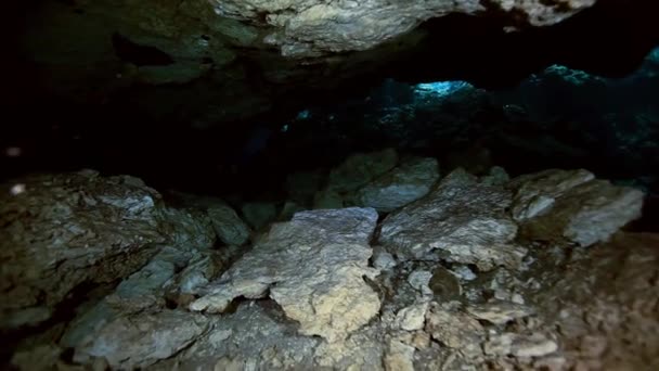Подводные сталагмиты в мексиканском сеноте . — стоковое видео