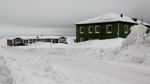 Krajobraz i budynków Barentsburg na Svalbard — Wideo stockowe