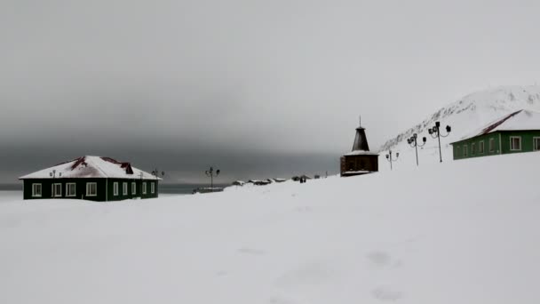 Landschaft und Gebäude der Barentsburg auf Spitzbergen — Stockvideo