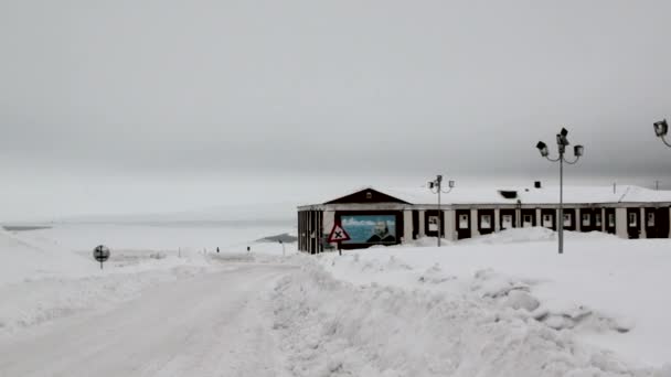 Paisagem e edifícios de Barentsburg em Svalbard — Vídeo de Stock