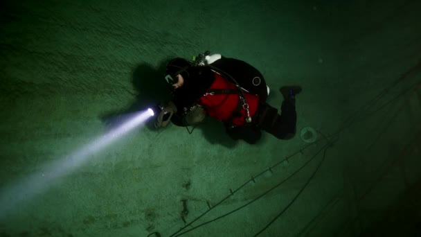 Mergulhador técnico em nadadeiras vermelhas na caverna subaquática de Budapeste — Vídeo de Stock