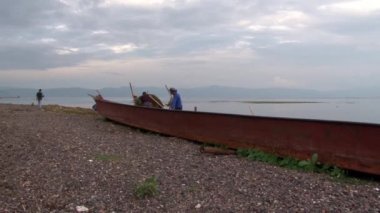 Yunnan Eyaleti 'ndeki Fuxian Gölü kıyısında Çin gemisi gondolu..