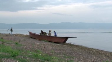 Yunnan Eyaleti 'ndeki Fuxian Gölü kıyısında Çin gemisi gondolu..