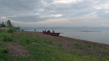 Yunnan Eyaleti 'ndeki Fuxian Gölü kıyısında Çin gemisi gondolu..