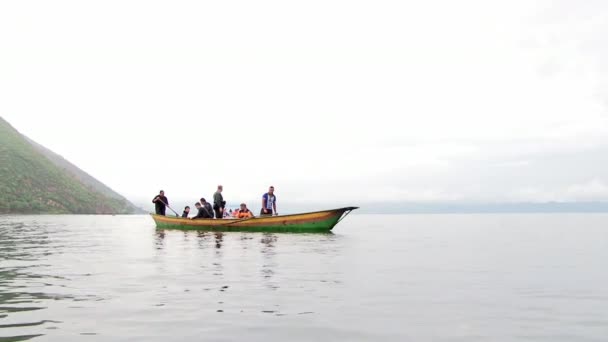 Дайверы готовятся к дайвингу в озере Фусянь. — стоковое видео