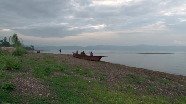 Kapal Cina gondola di pantai Danau Fuxian di Provinsi Yunnan Cina. — Stok Video