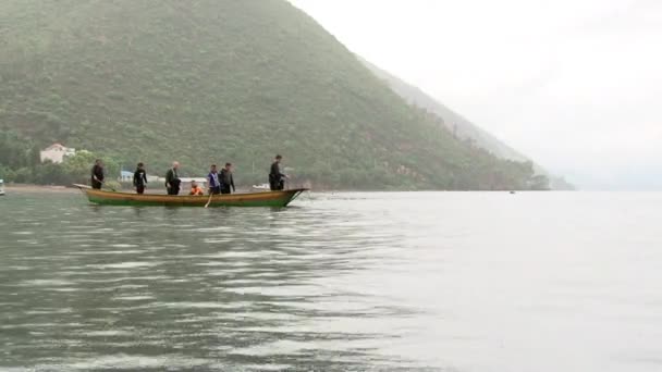 Búvárok készülnek búvárkodás a Fuxian-tó. — Stock videók