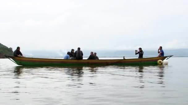 Les plongeurs se préparent pour la plongée dans le lac Fuxian. — Video