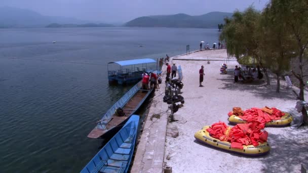 Οι δύτες κολυμπούν σε μια βάρκα στο σημείο κατάδυσης στη λίμνη Fuxian. — Αρχείο Βίντεο