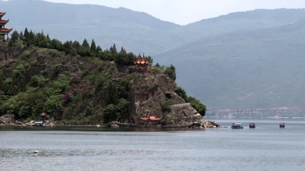Китайские лодки в озере Фусянь в провинции Юньнань Китай. — стоковое видео