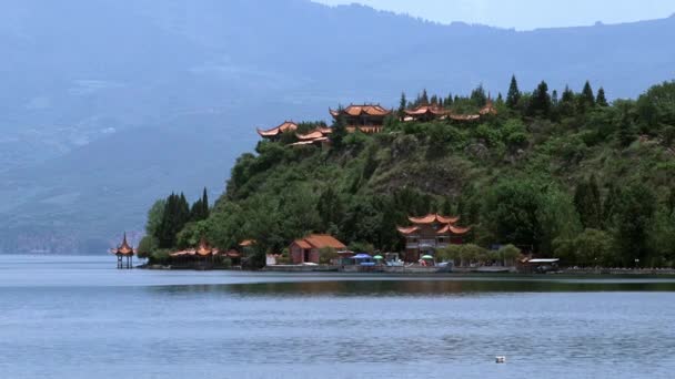 Čínské lodě v Fuxian Lake v provincii Yunnan Čína. — Stock video