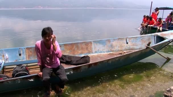 Asiáticos saludando alegremente en barco chino sampan en Fuxian Lake. — Vídeos de Stock