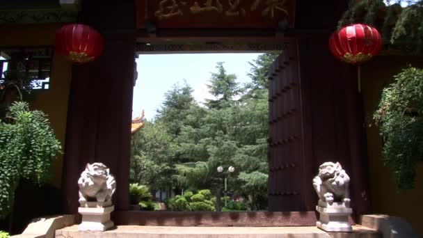 Bau eines religiösen Zentrums des Buddhismus und der chinesischen Kultur am Fuxian-See. — Stockvideo