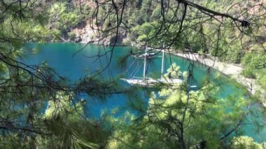 Türkiye 'de arka planda beyaz yat güzel deniz manzarası ve eşsiz kıyı şeridi.