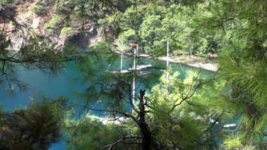 Türkiye 'de arka planda beyaz yat güzel deniz manzarası ve eşsiz kıyı şeridi.