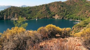 Güzel deniz manzarası ve eşsiz kıyı manzarası. Yatlar körfezde seyrediyor..