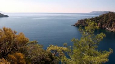 Türkiye 'nin dağ kıyısının arka planında Akdeniz' de bir koy.