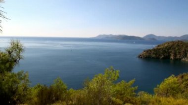 Güzel deniz manzarası ve eşsiz kıyı manzarası. Yatlar körfezde seyrediyor..