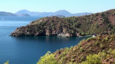 Güzel deniz manzarası ve eşsiz kıyı manzarası. Yatlar körfezde seyrediyor..