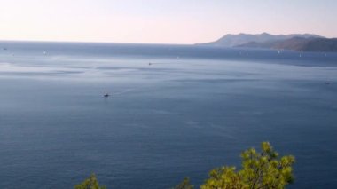 Güzel deniz manzarası ve eşsiz kıyı manzarası. Yatlar körfezde seyrediyor..