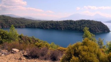 Güzel deniz manzarası ve eşsiz kıyı manzarası. Yatlar körfezde seyrediyor..