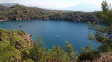 Güzel deniz manzarası ve eşsiz kıyı manzarası. Yatlar körfezde seyrediyor..