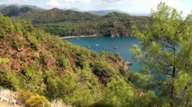 Güzel deniz manzarası ve eşsiz kıyı manzarası. Yatlar körfezde seyrediyor..