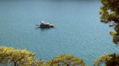 Beyaz yat kıyıda duruyor..