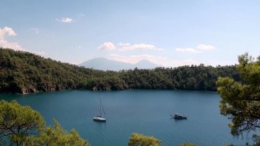 Güzel deniz manzarası ve eşsiz kıyı manzarası. Yatlar körfezde seyrediyor..