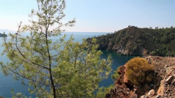 トルコの山岳海岸を背景に地中海の入り江. — ストック動画