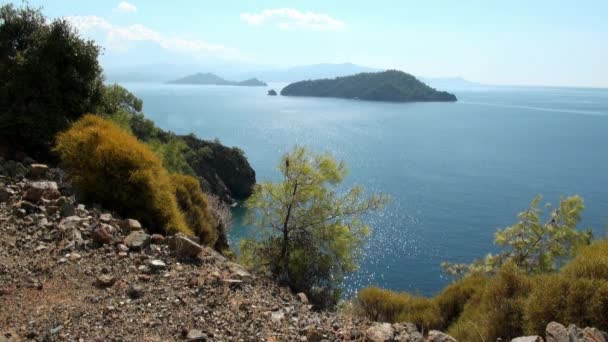 Белая яхта на фоне красивого горного пейзажа моря в Турции. — стоковое видео