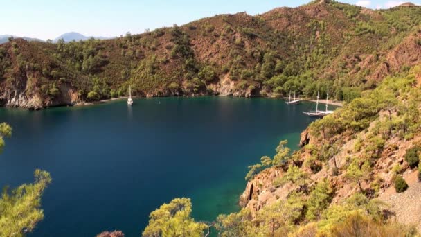 Hermoso paisaje marino y costa única con yates navegan en la bahía. — Vídeos de Stock