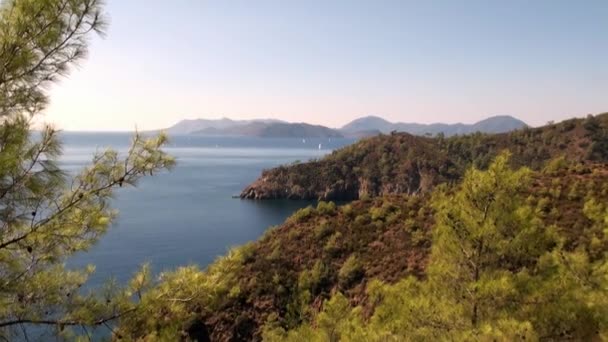 美しい海の景色とユニークな海岸線の風景ヨットが湾を航海する. — ストック動画