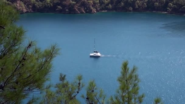 海湾中的海山背景下的白色游艇. — 图库视频影像