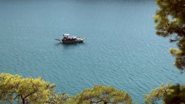 White yacht stands in bay. — Stock Video