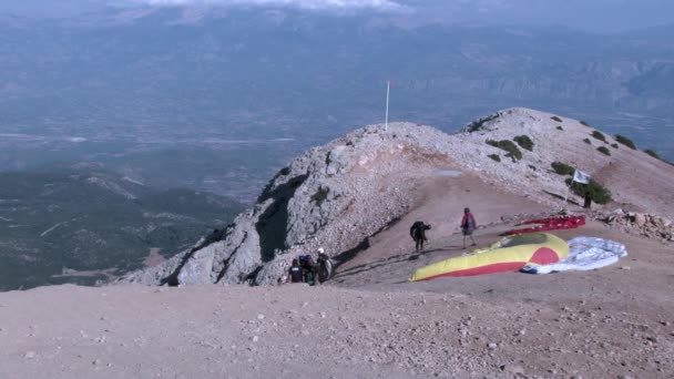 Mensen bereiden zich voor op paragliding op de Babadag berg in Turkije. — Stockvideo