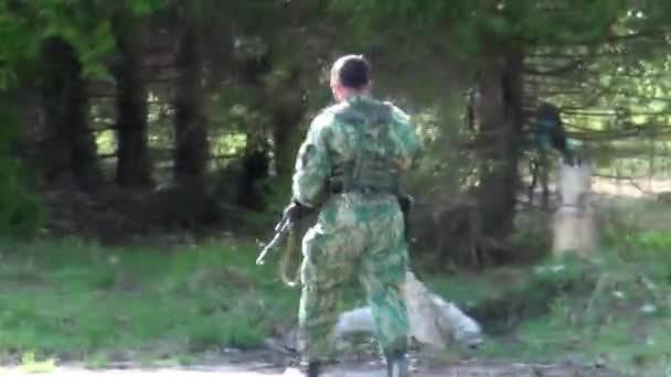 Soldados en uniforme militar con armas en el fondo de la casa en ruinas. — Vídeos de Stock