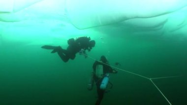 Baykal Gölü 'nün soğuk suyunun altında aşırı dalış..