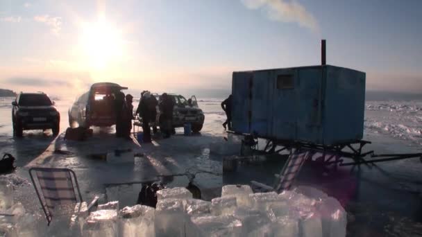 Dalgıçlar Baykal Gölü 'nün buzlu kuyusunda suyun altında.. — Stok video