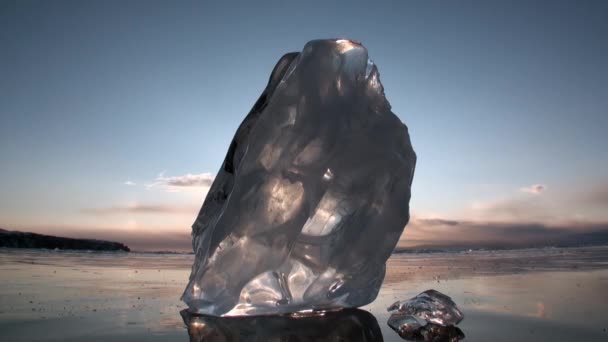 Primer plano enormes bloques de hielo cristalino natural transparente puro en Baikal. — Vídeos de Stock