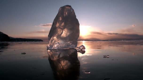 Enorme cristal de bloques de hielo en Baikal. — Vídeo de stock