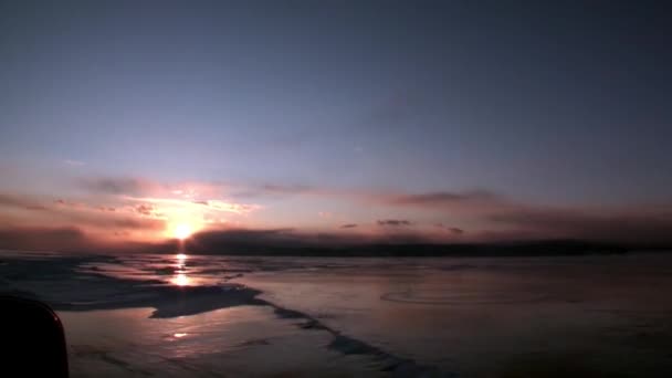 Vista da janela do carro em movimento no gelo e pôr do sol do Lago Baikal. — Vídeo de Stock