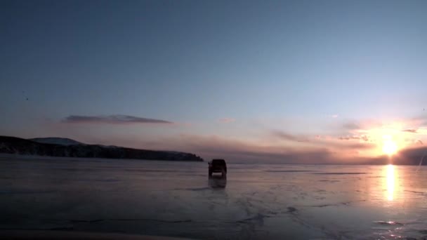 Utsikt från fönstret av rörlig bil på slät is i sjön Baikal. — Stockvideo