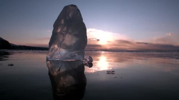 Enorme cristal de bloques de hielo en Baikal. — Vídeos de Stock