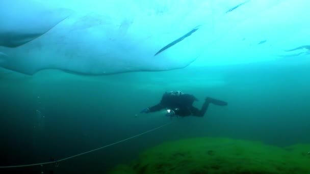 Dykker under is i koldt vand i Baikal søen. – Stock-video