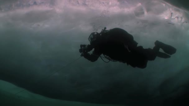 Buceador bajo hielo en agua fría del lago Baikal. — Vídeos de Stock