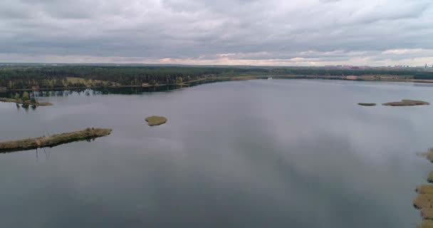 Luftbild Landschaft transparent mit Süßwasser gefüllt am Rande von klaren Teichen mit Spiegeloberfläche aus reinem Wasser, umgeben von dichtem grünen Wald. — Stockvideo